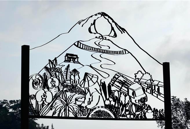 宽200公分、长300公分的铁花作品「太平盛世」，堪称全台最大，现巨大作品已矗立在梅山36弯望风亭旁，成太平村全新地标。（嘉义县文化基金会提供／吕妍庭嘉义传真）
