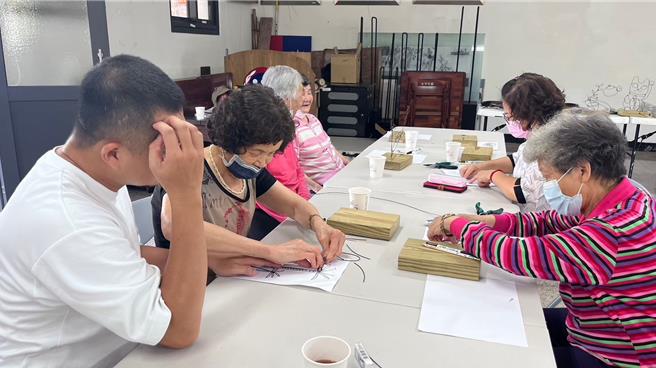 艺术家蔡佳吟、黄启轩，带着梅山乡太平社区长者、太平国小学童，从手作铝线到融入地方故事，创作出「太平盛世」。（嘉义县文化基金会提供／吕妍庭嘉义传真）