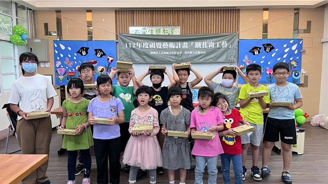 艺术家蔡佳吟、黄启轩，带着梅山乡太平社区长者、太平国小学童，从手作铝线到融入地方故事，创作出「太平盛世」。（嘉义县文化基金会提供／吕妍庭嘉义传真）