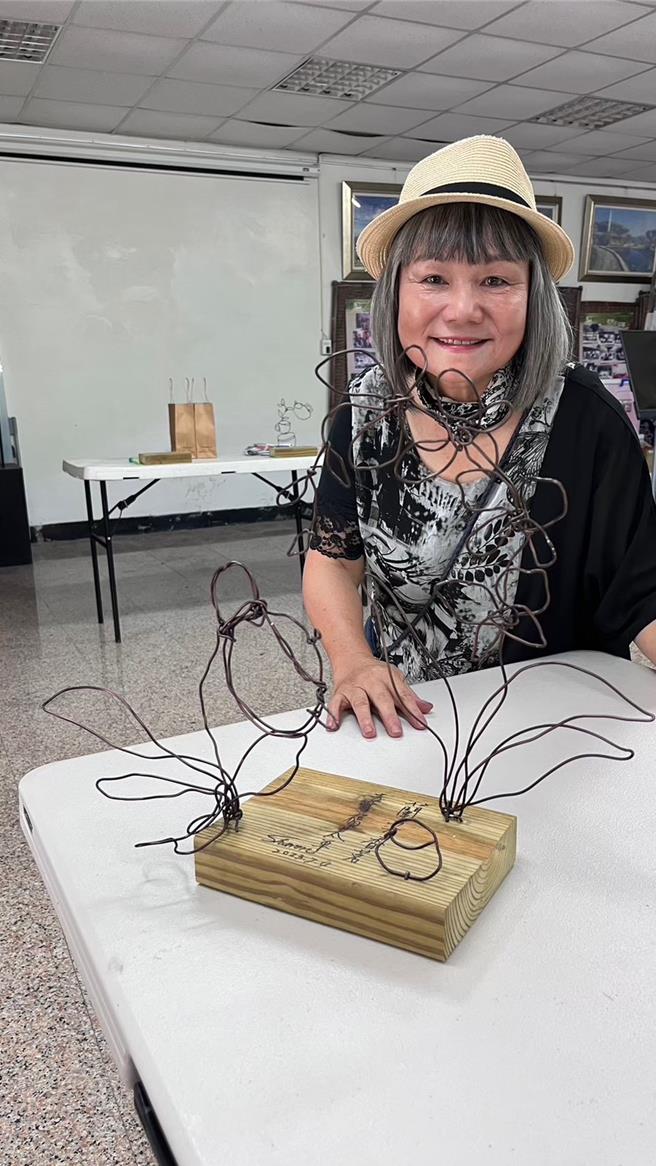 艺术家蔡佳吟、黄启轩，带着梅山乡太平社区长者、太平国小学童，从手作铝线到融入地方故事，创作出「太平盛世」。（嘉义县文化基金会提供／吕妍庭嘉义传真）