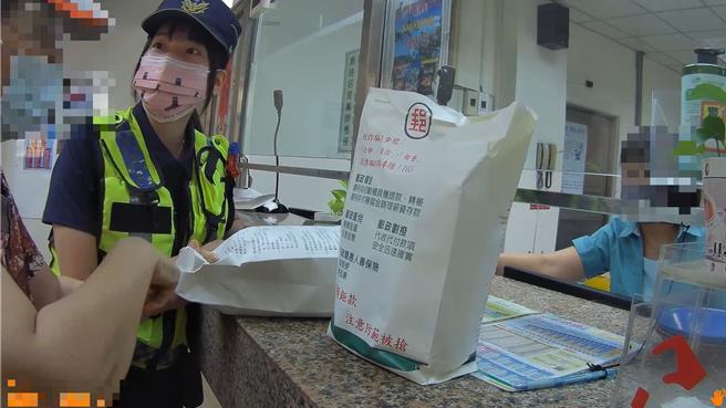 臨櫃領200萬買黃金？是真的！警方勤務防詐變護鈔。（台中市第一警分局提供／李易昌台中傳真）