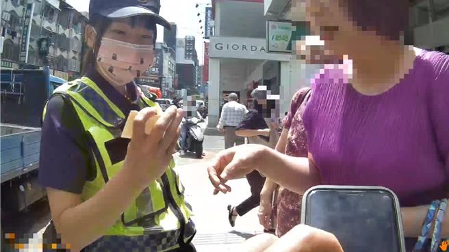 臨櫃領200萬買黃金？是真的！警方勤務防詐變護鈔。（台中市第一警分局提供／李易昌台中傳真）