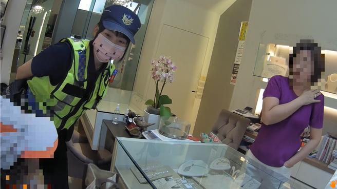 臨櫃領200萬買黃金？是真的！警方勤務防詐變護鈔。（台中市第一警分局提供／李易昌台中傳真）