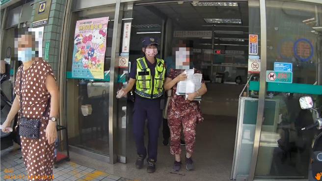 臨櫃領200萬買黃金？是真的！警方勤務防詐變護鈔。（台中市第一警分局提供／李易昌台中傳真）