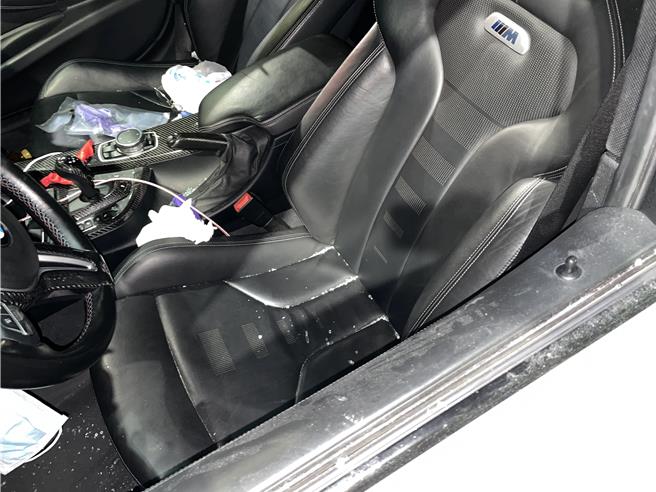 庄姓男子开车吸笑气，遇警盘查竟衝撞警车遭破窗逮捕。(警方提供／吕筱蝉桃园传真)