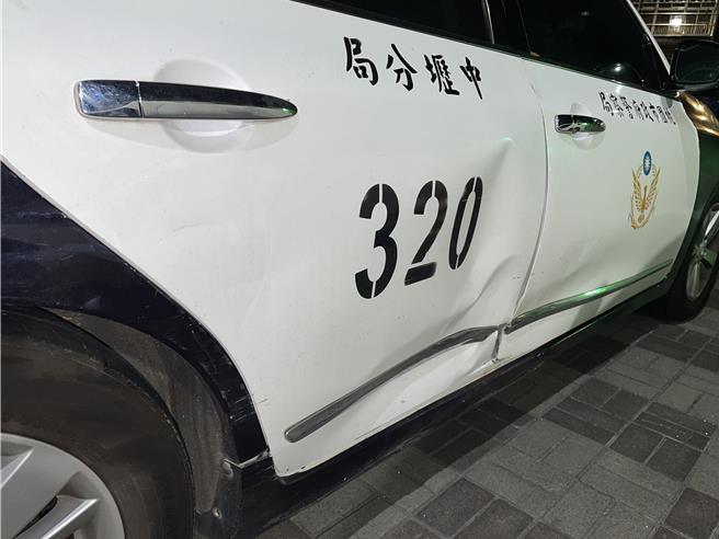 庄姓男子开车吸笑气，遇警盘查竟衝撞警车遭破窗逮捕。(警方提供／吕筱蝉桃园传真)