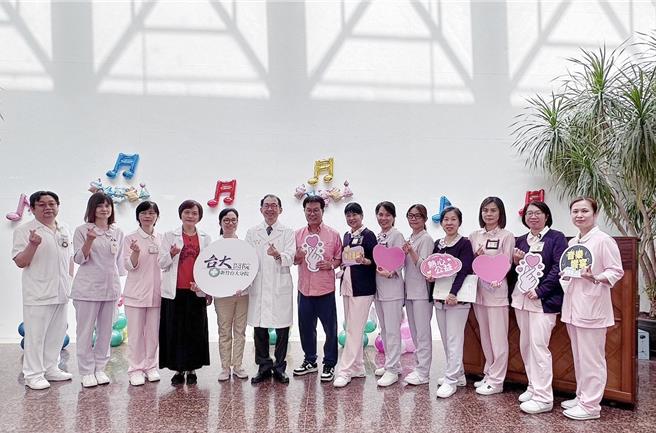 新竹台大分院竹東院區獲贈一架鋼琴，由捐贈人進行開琴儀式，院方也歡迎具有音樂才藝的民眾擔任音樂志工。（新竹台大分院提供／邱立雅竹縣傳真）