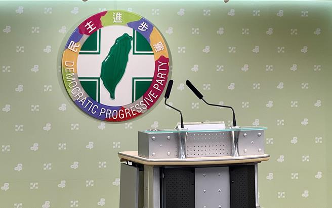 民眾党党主席柯文哲卷入京华城容积率弊案遭声押，台北地院2日凌晨裁定无保请回。对此，民主进步党2日晚间以「民眾党没说的真相」为题发出系列图文，但却在发布不到2小时，就被许多网友轰爆删文。（资料照）