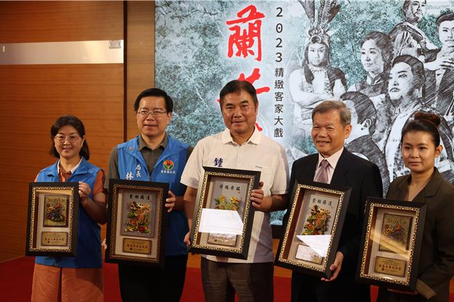 榮興客家採茶劇團今年以「少年英雄」、「蘭芳傳」入圍第35屆傳藝金曲獎最佳年度作品獎等3大獎項，苗栗縣長鍾東錦8日特別頒獎表揚。（謝明俊攝）