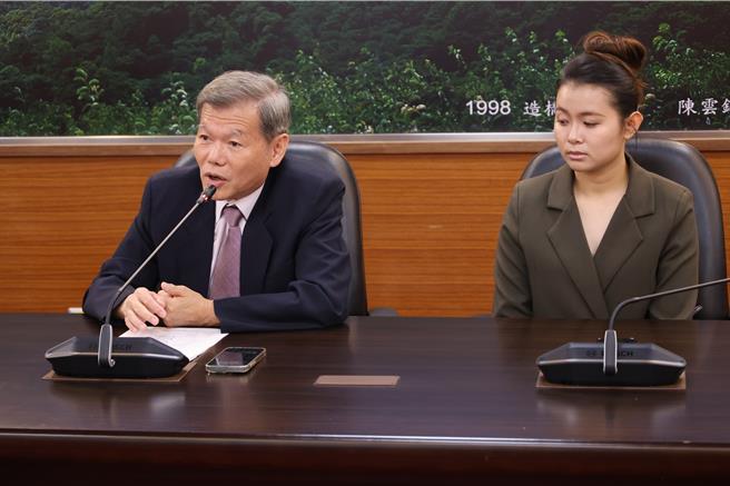 苗栗縣榮興採茶劇團鄭榮興、榮興工作坊鄭漪珮父女兩人，傳承投入為客家藝術文化的奉獻。（謝明俊攝）