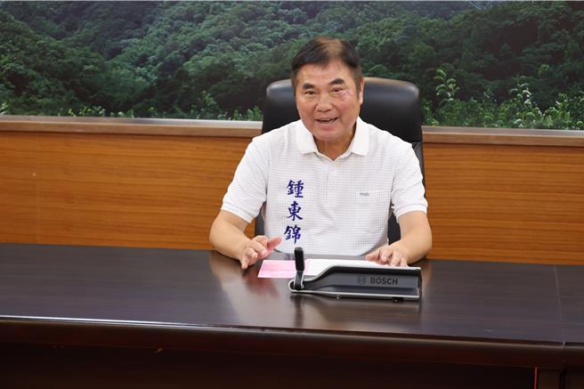 苗栗縣長鍾東錦希望協調桃竹等客家大縣，安排「少」、「蘭」兩劇在客庄登演，讓客家子孫們了解前人歷史。（謝明俊攝）