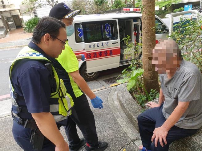 基隆一名独居林姓男子昨日下午擦撞到社区内的车辆，员警致电给林男时却突然失去回应，员警紧急赶往林男处所，发现林男气喘发作，赶紧叫救护车抢救。（基隆市警察局提供／徐佑升基隆传真）