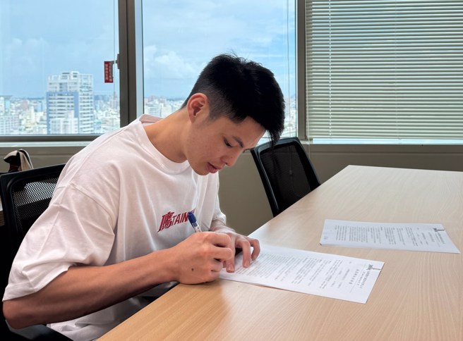 谷毛唯嘉亲笔签下新的续约。(猎鹰提供)