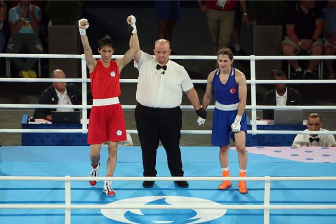 林郁婷（左）利用身高手长优势，5：0完胜土耳其选手卡拉蔓（Esra Yildiz Kahraman）（右），闯进金牌战。（杜宜谙摄）