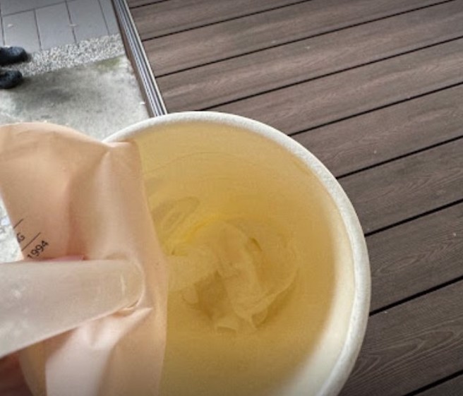 女子聲稱買手搖飲「大茗」喝到最後，底部有一坨濕紙巾。（圖／翻攝自Google評論）