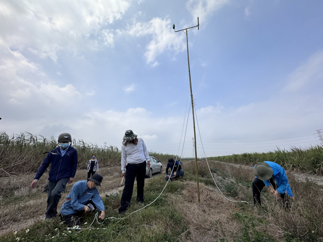 台糖攜手屏科大於轄下履歷蔗園設置棲架，吸引猛禽捕捉野鼠，利用天敵防治法打造健康生態農業。今年2月已推廣到旗下龍岩及同安農場。(台糖提供)