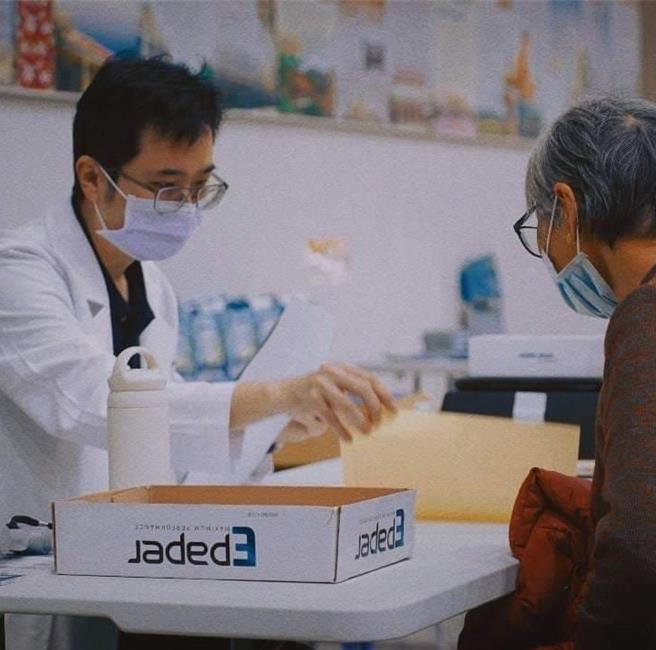 高雄市政府農業局針對農民因工作造成職業傷害，與高雄市立小港醫院攜手合作，首次在高雄市旗山區試辦「農民專屬職病健康檢查」，以提升農民健康意識及預防職業傷害，這也是六都第一個推行的「農民職業災害健檢」試辦活動。（高雄市農業局提供／林雅惠傳真）　