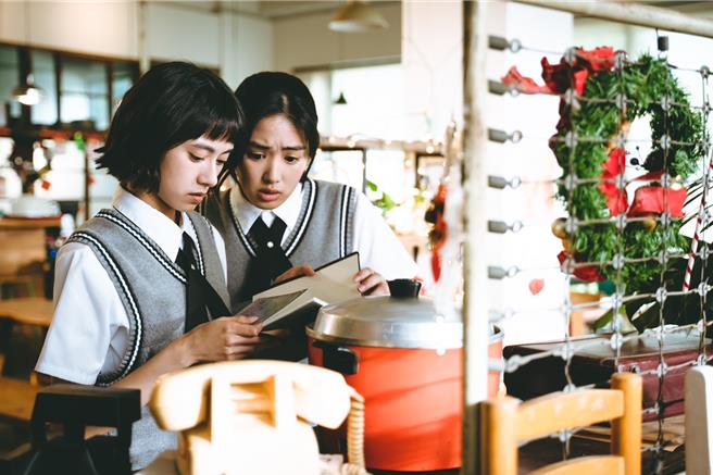 雷嘉汭（右）与郑宇恩查看日记本。（CATCHPLAY＋提供）