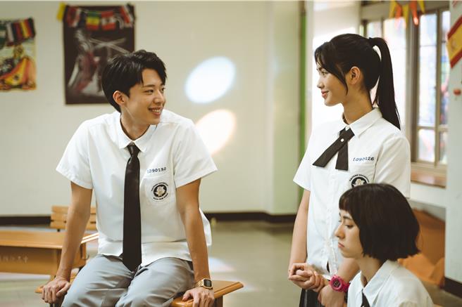 雷嘉汭（后排右）暗恋黄信赫（左）。（CATCHPLAY＋提供）