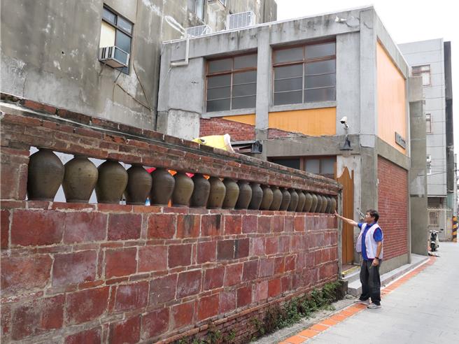 雲林縣北港鎮「北港工藝坊」保有罕見的甕牆，因年久失修去年3月休館，經整修8日重新啟用舉辦「工藝復興展」，未來將活用之前閒置的2樓空間，打造充滿古早味的藝文展場。（張朝欣攝）