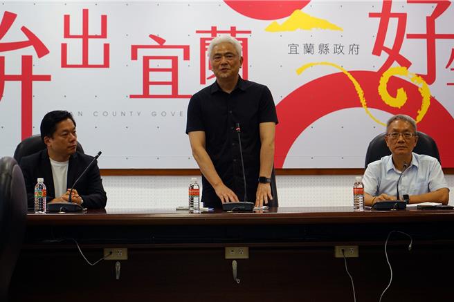 工程会副主委陈为祥（中）今与中央相关部会赴宜兰县，与立委陈俊宇（左）、副县长林茂盛（右）等人，针对凯米颱风灾后復健勘查交流。（李忠一摄）