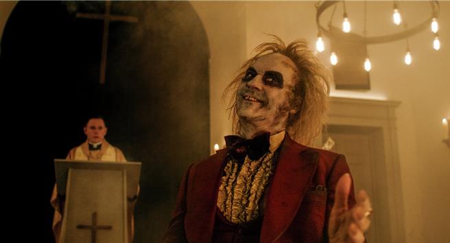 麦可基顿回归演出《阴间大法师 BEETLEJUICE》。（华纳兄弟提供）