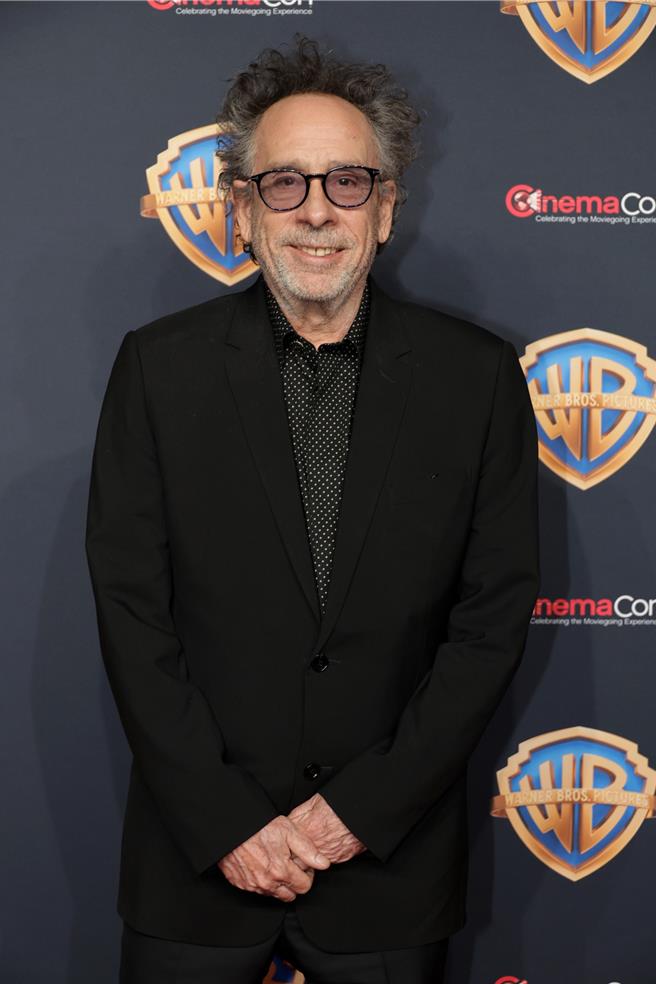 《阴间大法师 BEETLEJUICE》仍有导演提姆波顿一贯的怪诞又诙谐的幽默风格。（华纳兄弟提供）