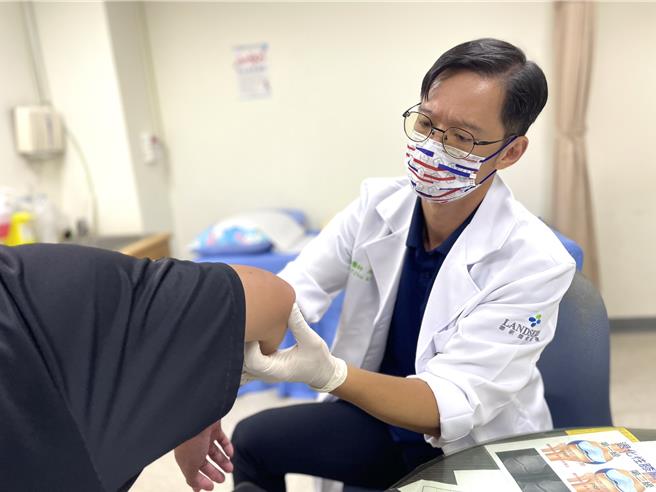 联新国际医院运动医学科医师邱熙亭表示，羽球运动虽然充满挑战，但只要做好准备和预防，就能降低受伤风险。（联新国际医院提供／吕筱蝉桃园传真）