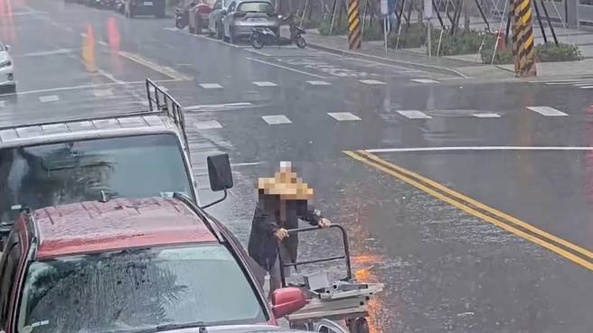 民眾將價值9萬元的辦公家具暫置路邊，結果不翼而飛，警方調閱監視器追查，鎖定1名拾荒男子到案。( 葉庭欣/翻攝 )