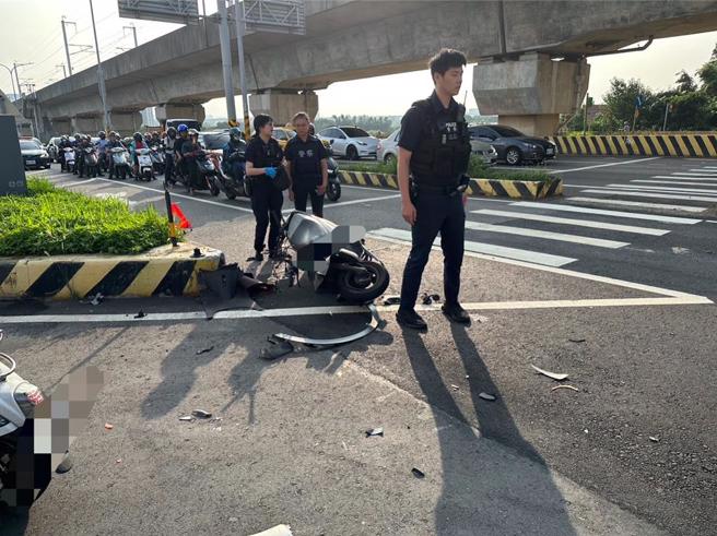 任職於桃園市警察局交通警察大隊楊梅分隊的39歲吳姓員警，今天騎乘機車上班途中遭違規左轉車撞擊，傷重不治。（警方提供／呂筱蟬桃園傳真）