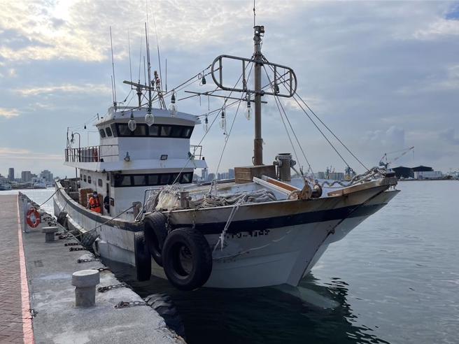 高雄海釣船驚見20名偷渡男女，身分曝光「全是詐團成員」險悶死求救。(讀者提供／洪浩軒高雄傳真）