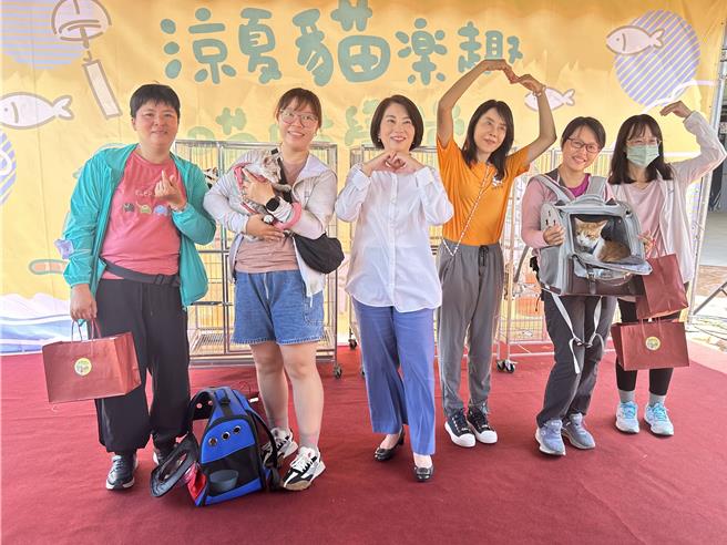今天是8月8日父亲节，也是国际猫咪日，屏县府特别举办「凉夏猫乐趣-喵喵学堂日」活动，呼吁民眾认养代替购买，给浪浪一个家。（谢佳潾摄）