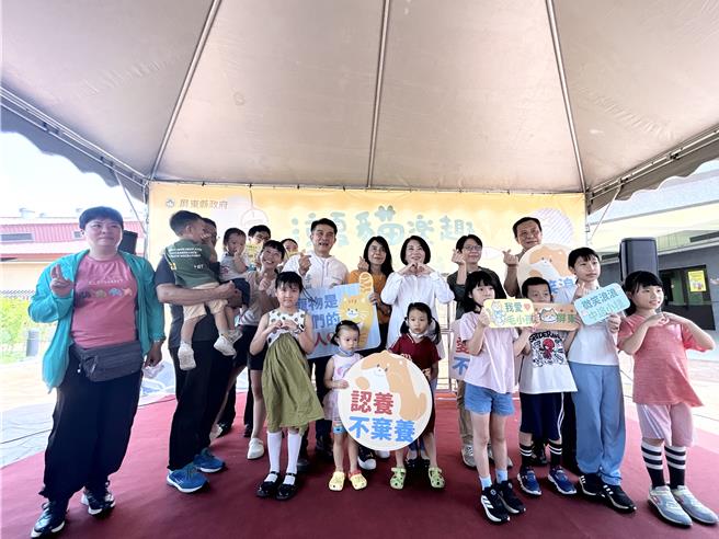 今天是8月8日父亲节，也是国际猫咪日，屏县府特别举办「凉夏猫乐趣-喵喵学堂日」活动，呼吁民眾认养代替购买，给浪浪一个家。（谢佳潾摄）