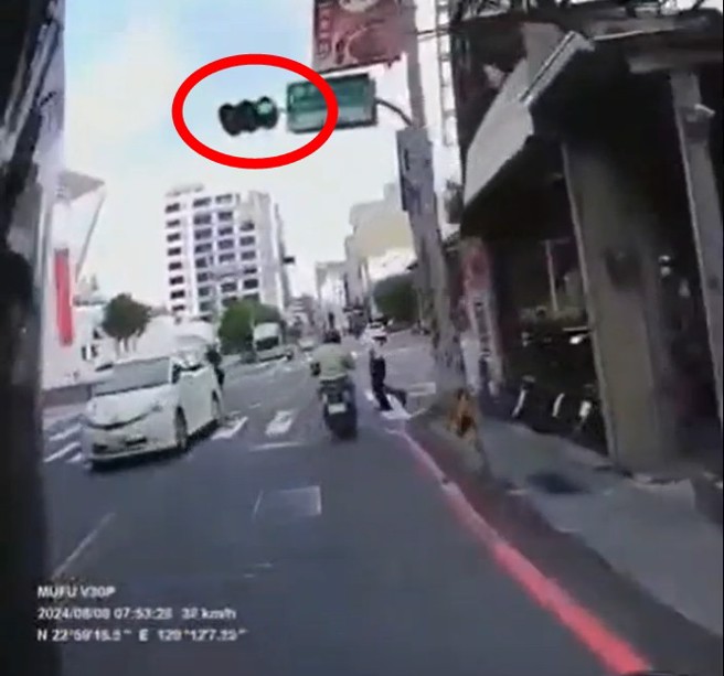 行人站在路口，骑士经过突然衝出，双方碰撞倒地，责任归属引起网友热议。（翻摄爆料公社）