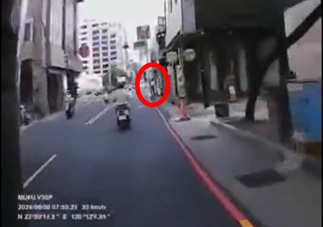 行人站在路口，骑士经过突然衝出，双方碰撞倒地，责任归属引起网友热议。（翻摄爆料公社）