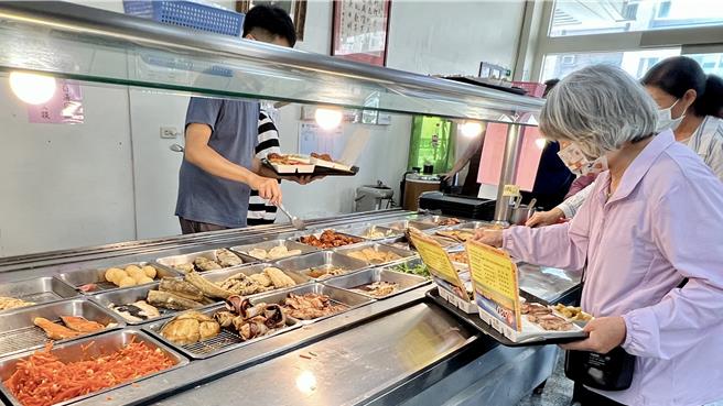 菜價高居不下，不少民眾改去自助餐店包菜、省荷包。（張毓翎攝）