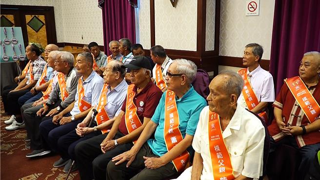 台東縣20名模範父親來自各行各業，最高齡者為91歲陳武春（前排右一）。（蕭嘉蕙攝）