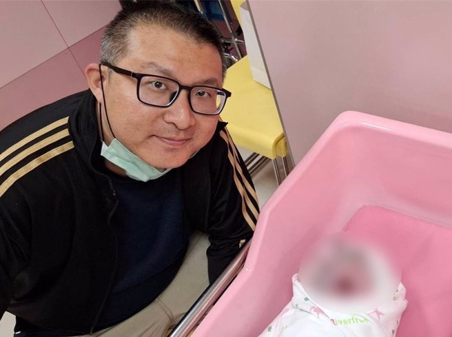 台中市39岁蒋先生（左）今年2月血便就医查出大肠癌，当时怀孕的蒋太太更挺着大肚陪同蒋先生往返医院治疗，经接受达文西手术切除与系列化疗，蒋先生成功抗癌，更在5月喜迎二宝出生。（蒋先生提供／潘虹恩台中传真）