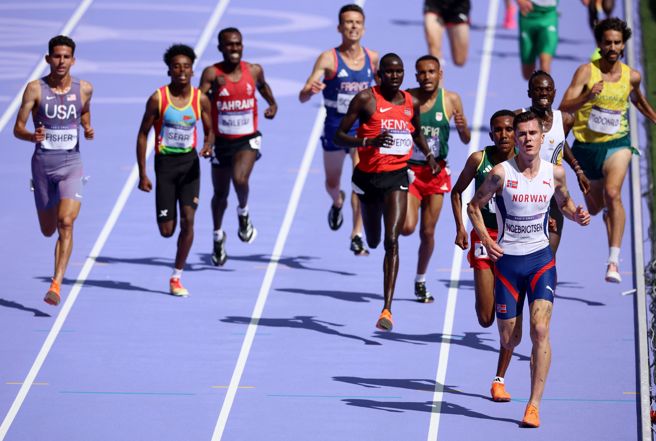 巴黎奥运田径男子5000公尺赛事7日登场，竟发生离谱的摄影师穿越跑道事件。（图／路透社）