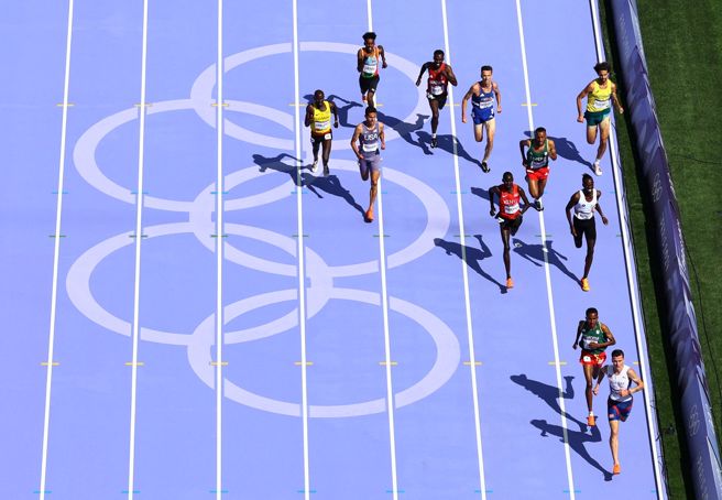 巴黎奥运田径男子5000公尺赛事7日登场，竟发生离谱的摄影师穿越跑道事件。（图／路透社）