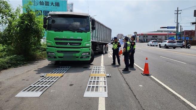 為了防止大型車事故發生，台南新營警方不定期在熱點路段抓大型車超載等違規。（讀者提供／張毓翎台南傳真）