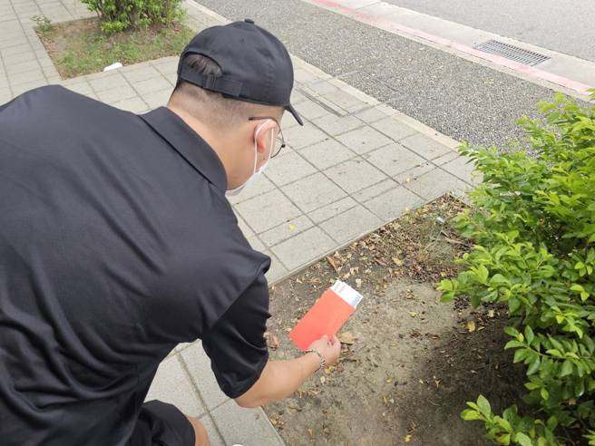 民俗专家廖大乙提醒，农历七月切勿捡路边的红包。(黄苡昕拍摄)