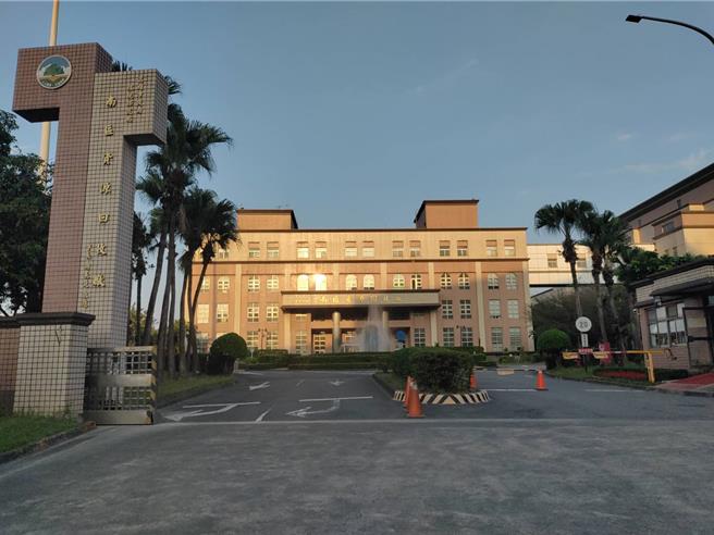 高市府环保局将以「BOT」促参方式兴建南区焚化厂「AI智能高效焚化炉」，有民代质疑，不受监督的民营厂会私收垃圾，对此，环保局表示，弃物进厂由环保局统一调度，接受议会监督解决垃圾处理问题，确保市民最大的福祉。（资料照片）