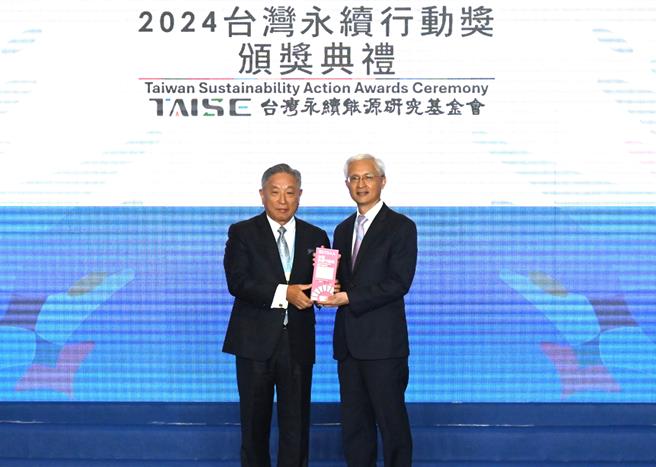 中钢黄建智执行副总经理 (右)接受外交部田中光政务次长(左)颁授台湾永续行动奖奖座。（中钢提供）