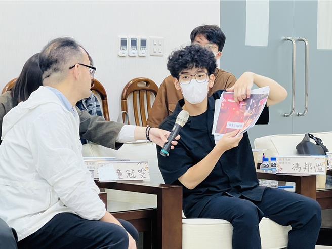 基隆市政府8日下午在市府舉辦首場大學生與市長謝國樑交流的座談會，討論聚焦未來產業發展和青年職涯規畫。（基隆市政府提供／徐佑昇基隆傳真）