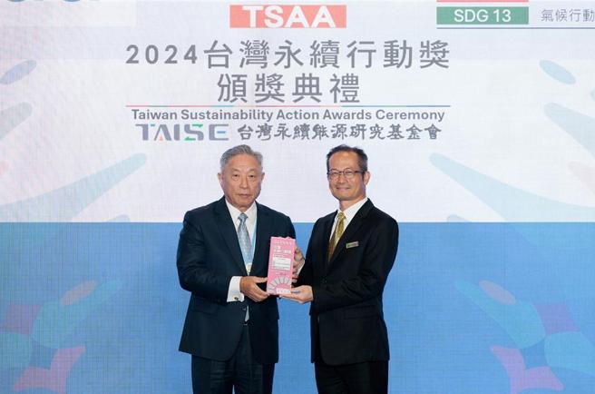 明基佳世達集團獲亞太暨台灣永續行動獎等六項殊榮，左起為外交部次長田中光、明基佳世達集團永續長林旺賜。圖／佳世達提供