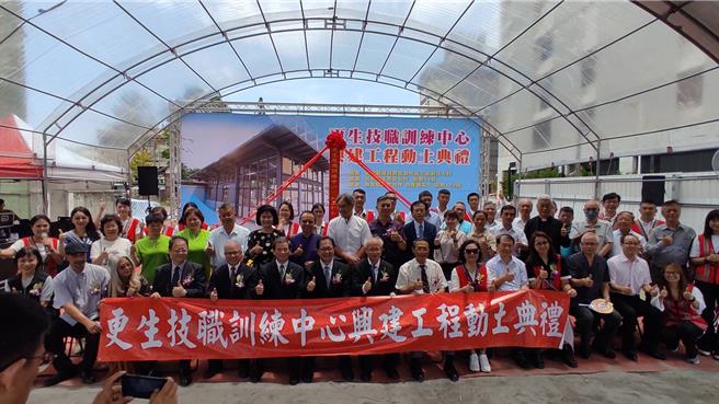 法務部長鄭銘謙今（8日）偕同台灣更生保護會張斗輝董事長、保護司林嚞慧督導參事前往花蓮出席臺灣更生保護會與主愛之家輔導中心合作之「更生技職訓練中心」動土典禮，展現公私協力深化司法保護之成果。（圖法務部提供）