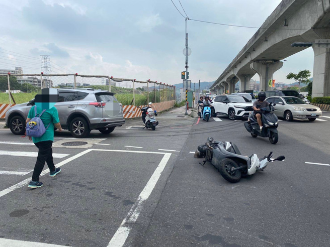 骑士闯红灯撞上休旅车，倒地当场失去生命迹象，送医伤重不治。（黄仲瑜翻摄）