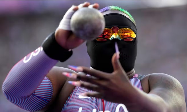 美國鉛球選手瑞雯‧桑德斯，習慣且喜歡蒙面參賽，獲得浩克的外號。(圖/美聯社)