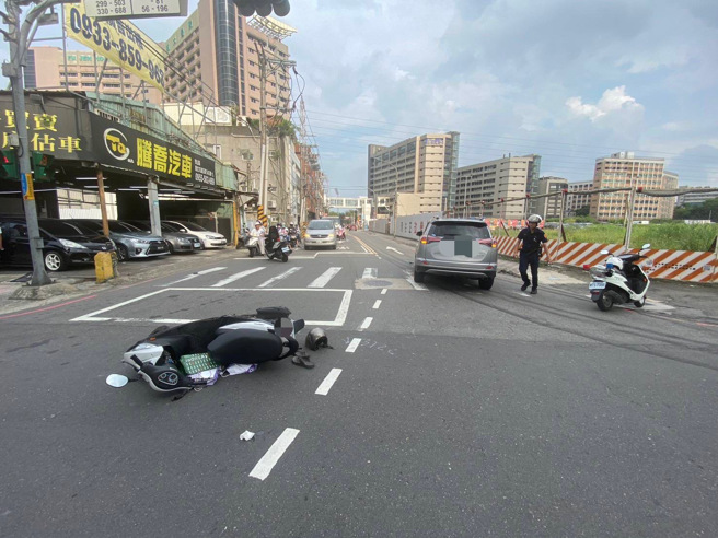骑士闯红灯撞上休旅车，倒地当场失去生命迹象，送医伤重不治。（黄仲瑜翻摄）